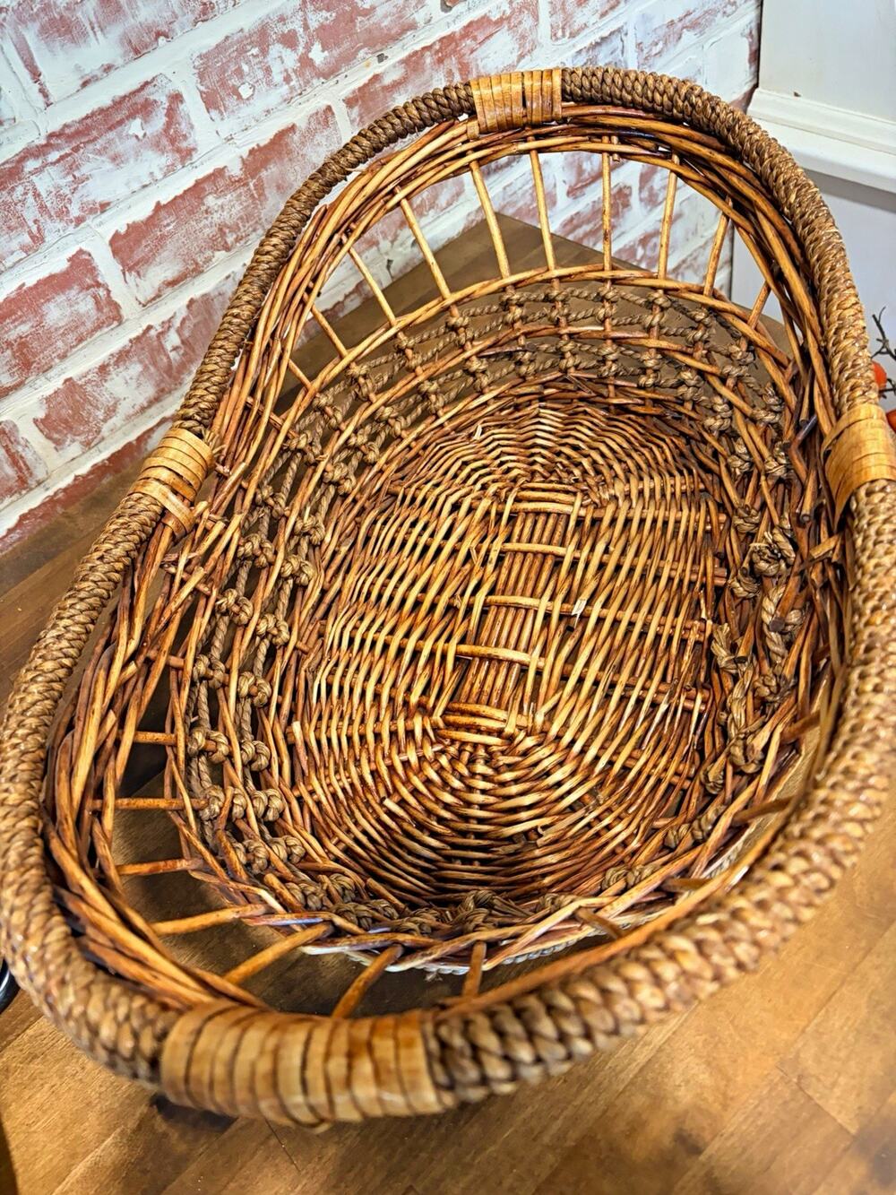 This 22.5 inch basket is in beautiful condition. Perfect medium size.